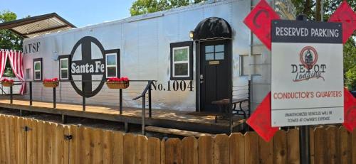 Brownwood House | Historic Stay in Santa Fe Railcar - Depot Lodging