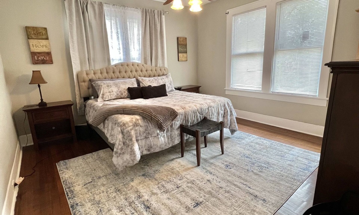 Highland Historic District Apartment | Historical Spacious 1-Bedroom Apartment Unit 3