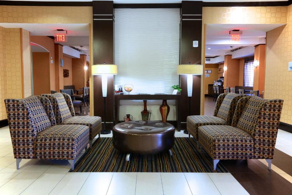 Oak Cliff Hotel | Holiday Inn Express Hotel & Suites Dallas West by IHG