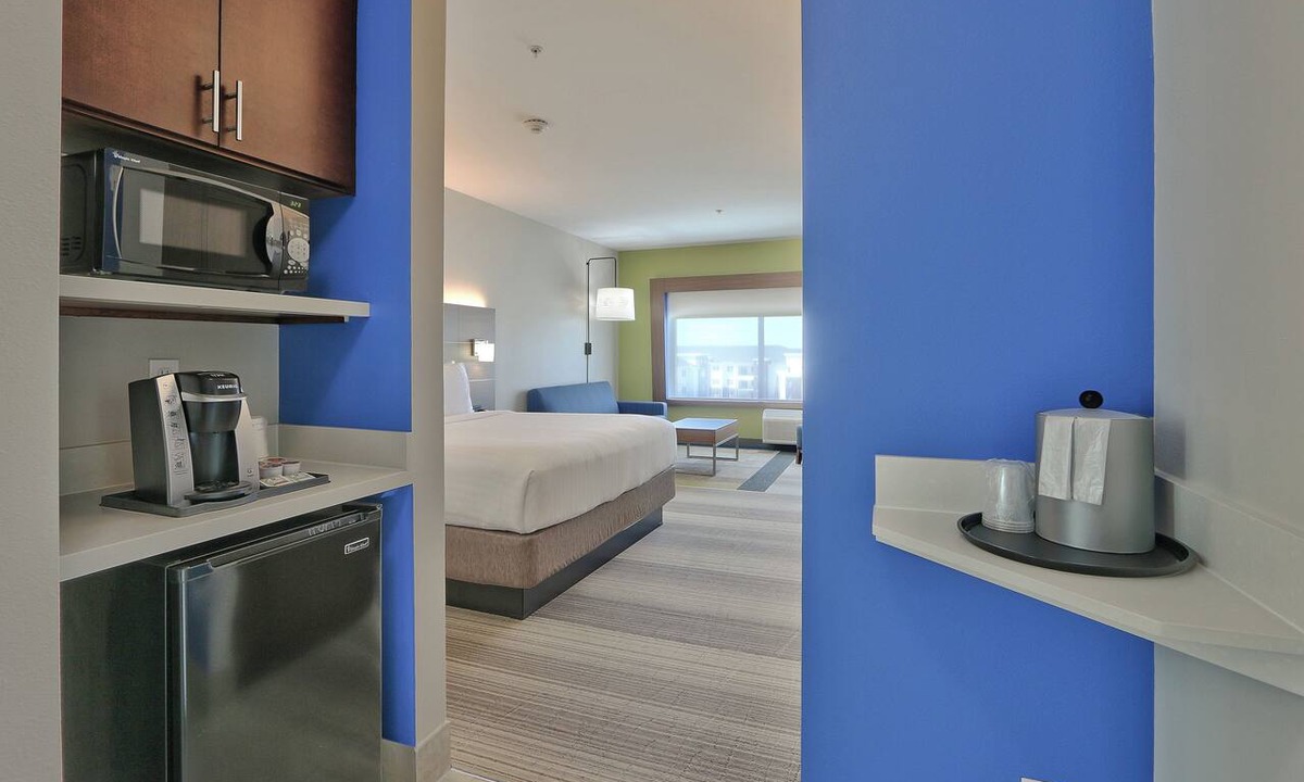 Northeast Houston Hotel | Holiday Inn Express & Suites Houston East - Beltway 8 by IHG