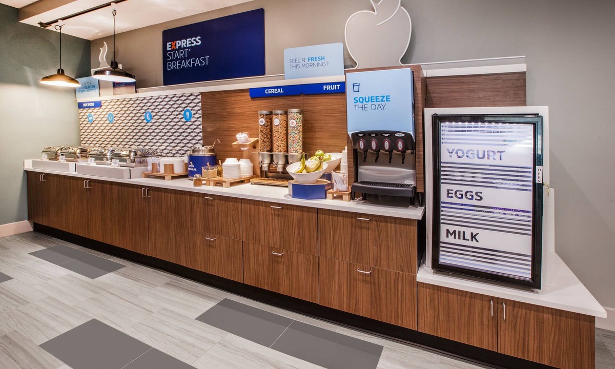 Dayton Hotel | Holiday Inn Express & Suites Dayton Highway 90 by IHG