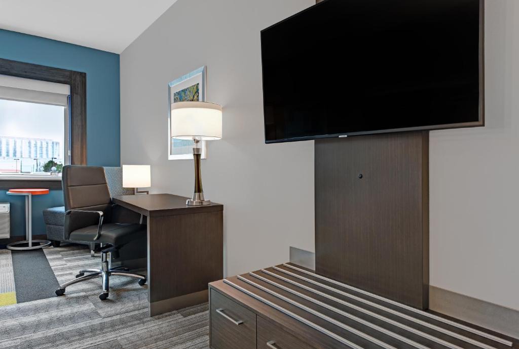 Memorial Hotel | Holiday Inn Express & Suites Memorial – CityCentre by IHG