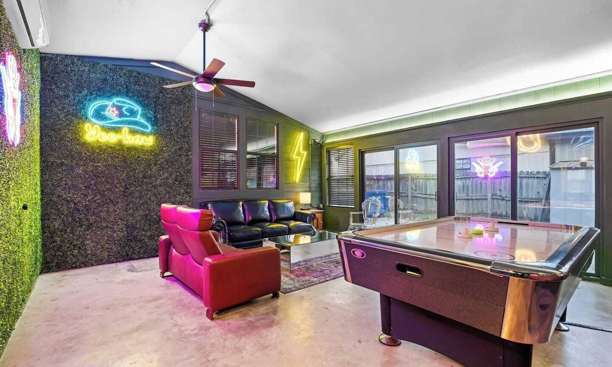 East Cesar Chavez House | Hollywood Vibe Cottage | Game Rm | Near Rainy St.
