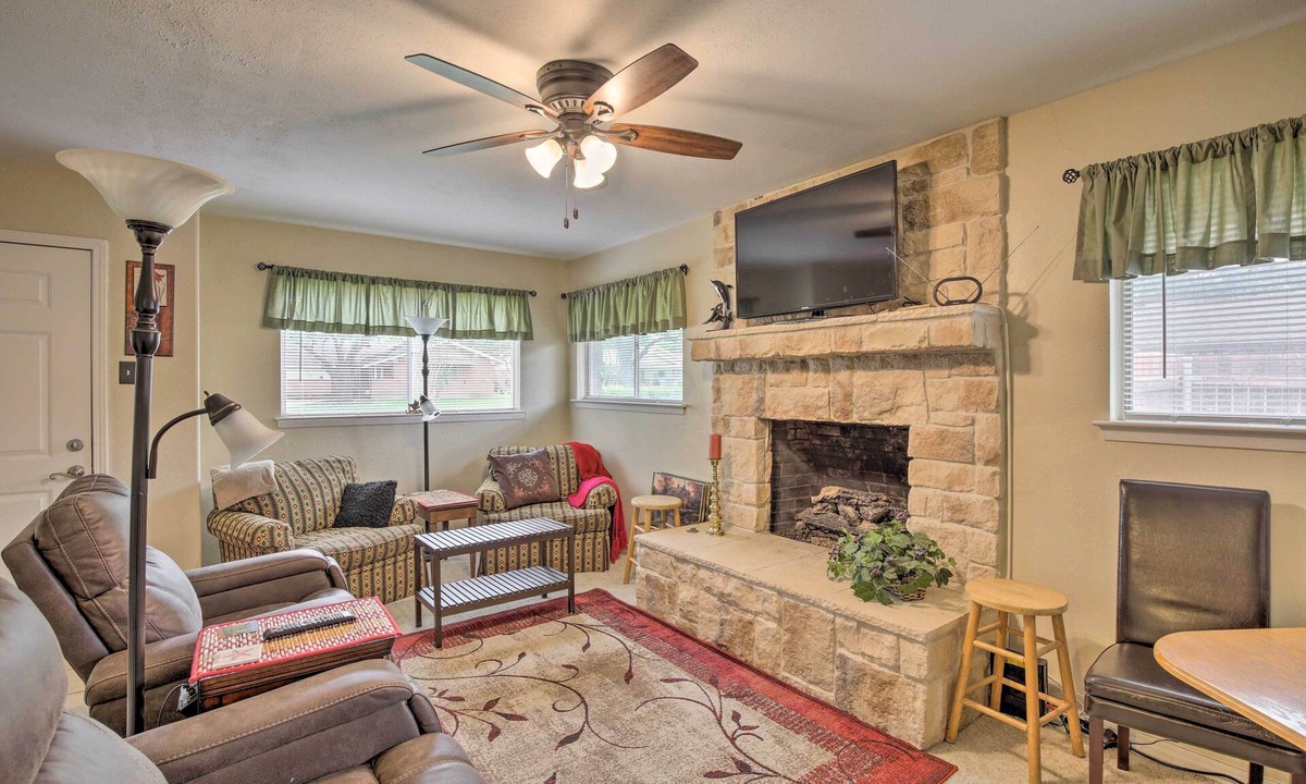 Richardson House | Home 1 Mi to University of Texas: Relax Fireside!