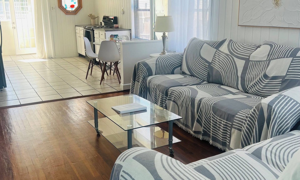 Bacliff House | Home 5 minutes near Kemah Boardwalk - Dog Friendly - Yard & Fenced-in Patio