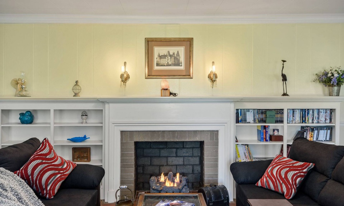 Ada House | Home adjacent to Country Club, near Hospitals, Park, College and shopping.