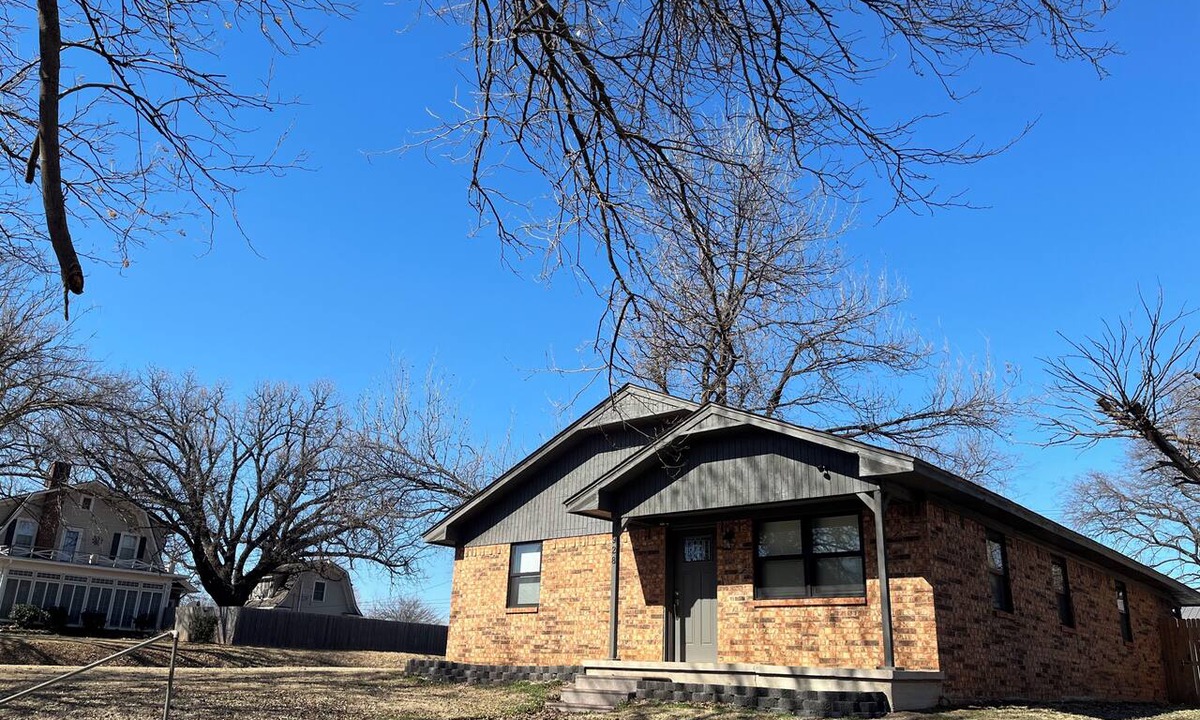 Chickasha House | Home away Home. Rock Island Retreat, nice peaceful cozy 3BR/2BA with back patio
