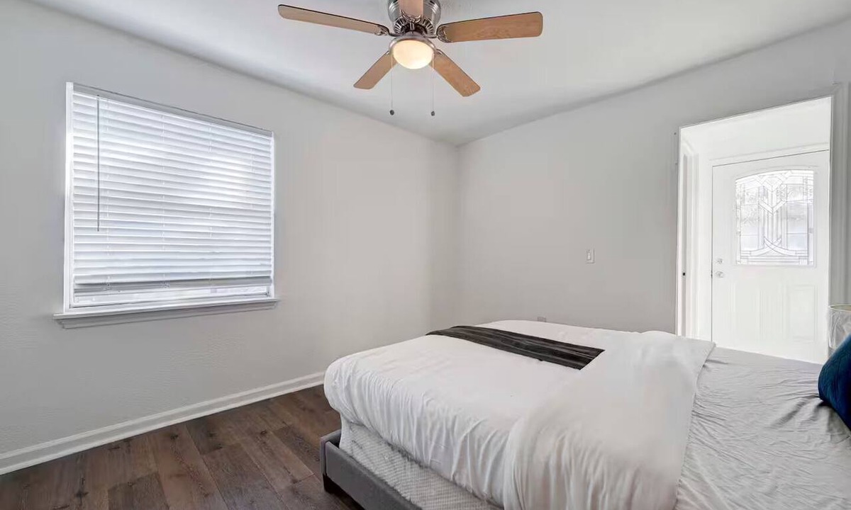 Chestnut House | Homey & Spacious 4-bedroom house in fabulous Austin neighborhood