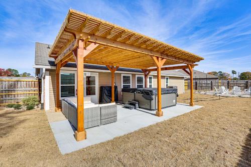 Wake Village House | Hot Tub & Fire Pit: Home Near Downtown Texarkana