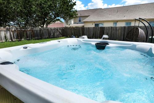 San Antonio House | Hot Tub Near Missions Park DT Yard BBQ Games