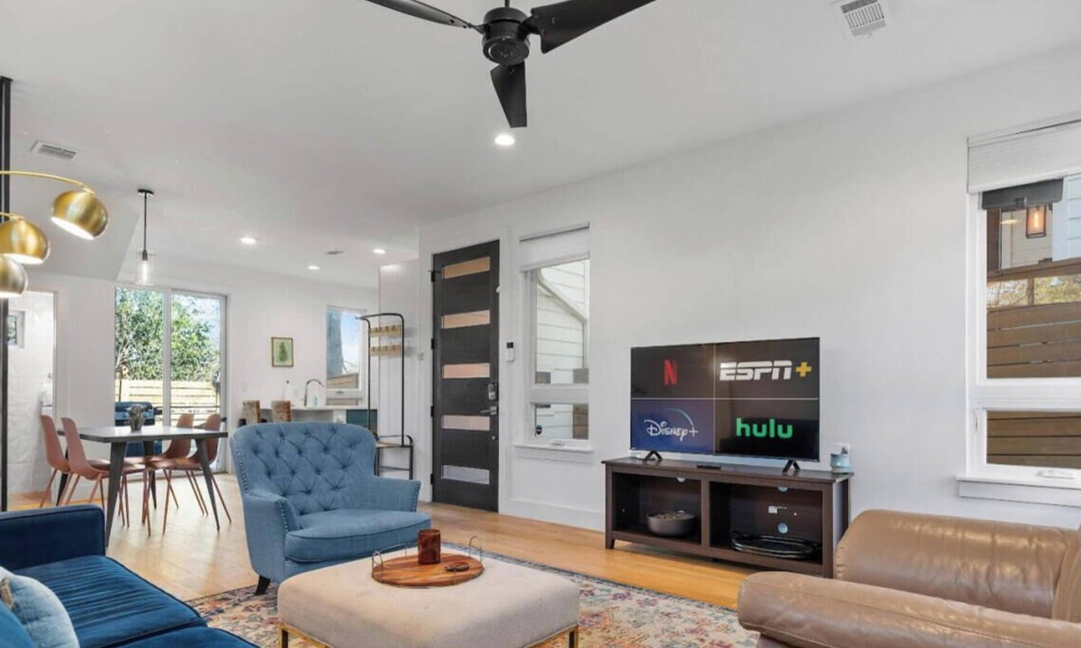 Galindo House | Hot Tub Nights Near SoCo - Chic South ATX Escape w Private Patio for Grilling!