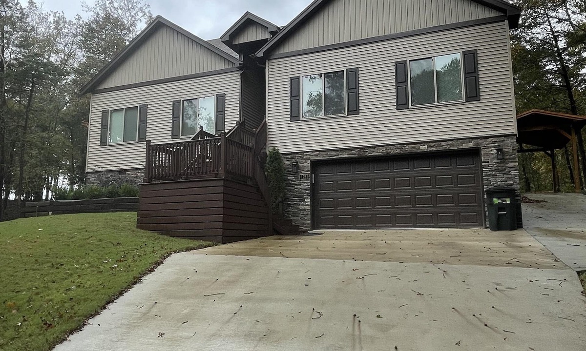 Fairfield Bay House | House located on Golf Course, community pools, hiking and ATV trails, close to G