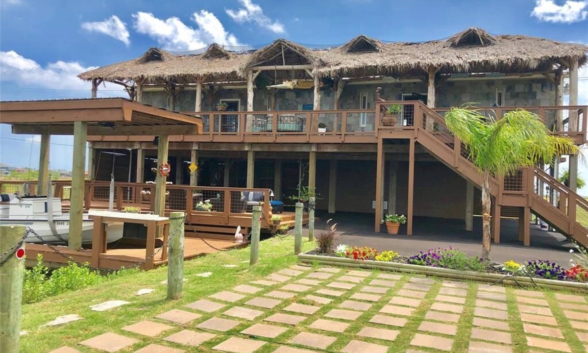 Hitchcock House | House on the bay. Fishing, crabbing, boating, kayaking close to Galveston.