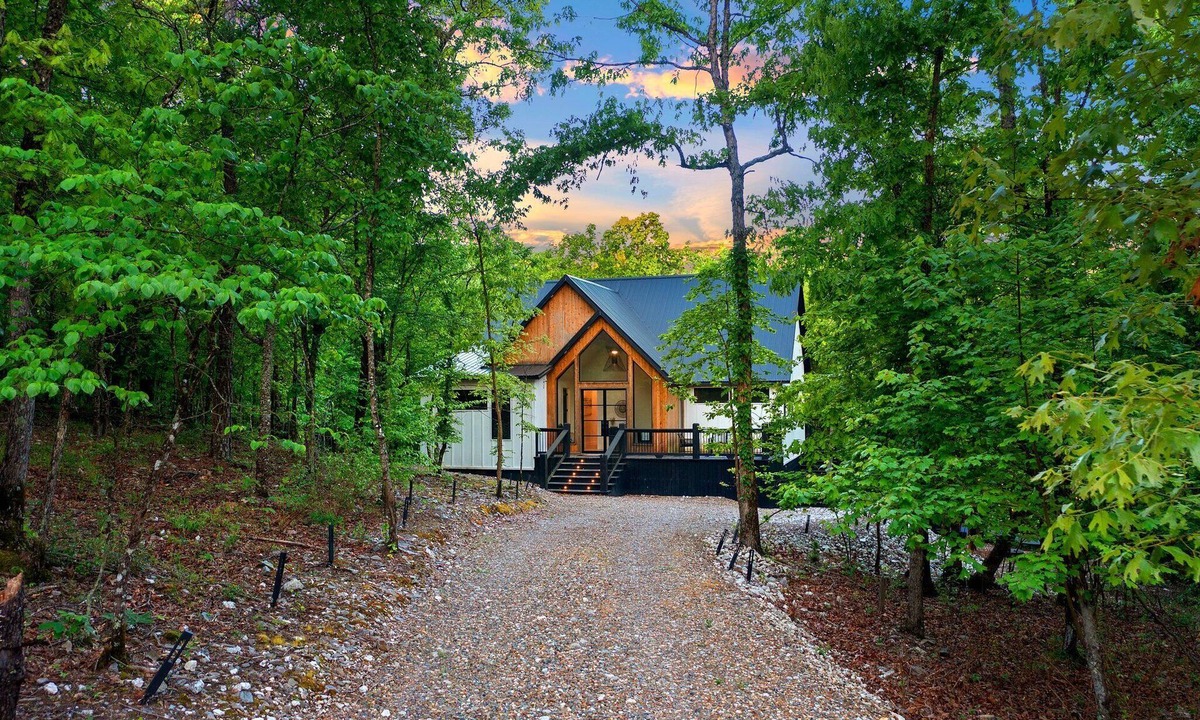 Broken Bow Cabin | Hygge Hill | 2.25 Private Acres | 2 King Suites | Hot Tub | Modern Cabin