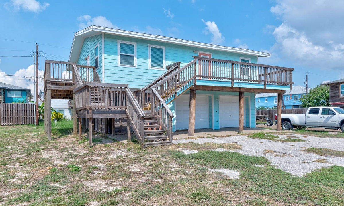 Shibui Sands House | In town beach home. Cozy monthly stays. Minutes from the beach.