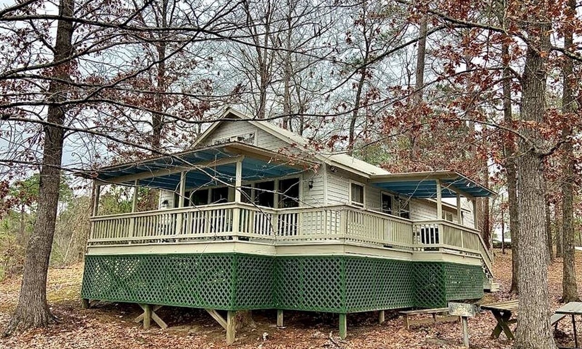 Zwolle Cabin | Inviting Lakefront Cabin with Boat Launch near Zwolle, Louisiana