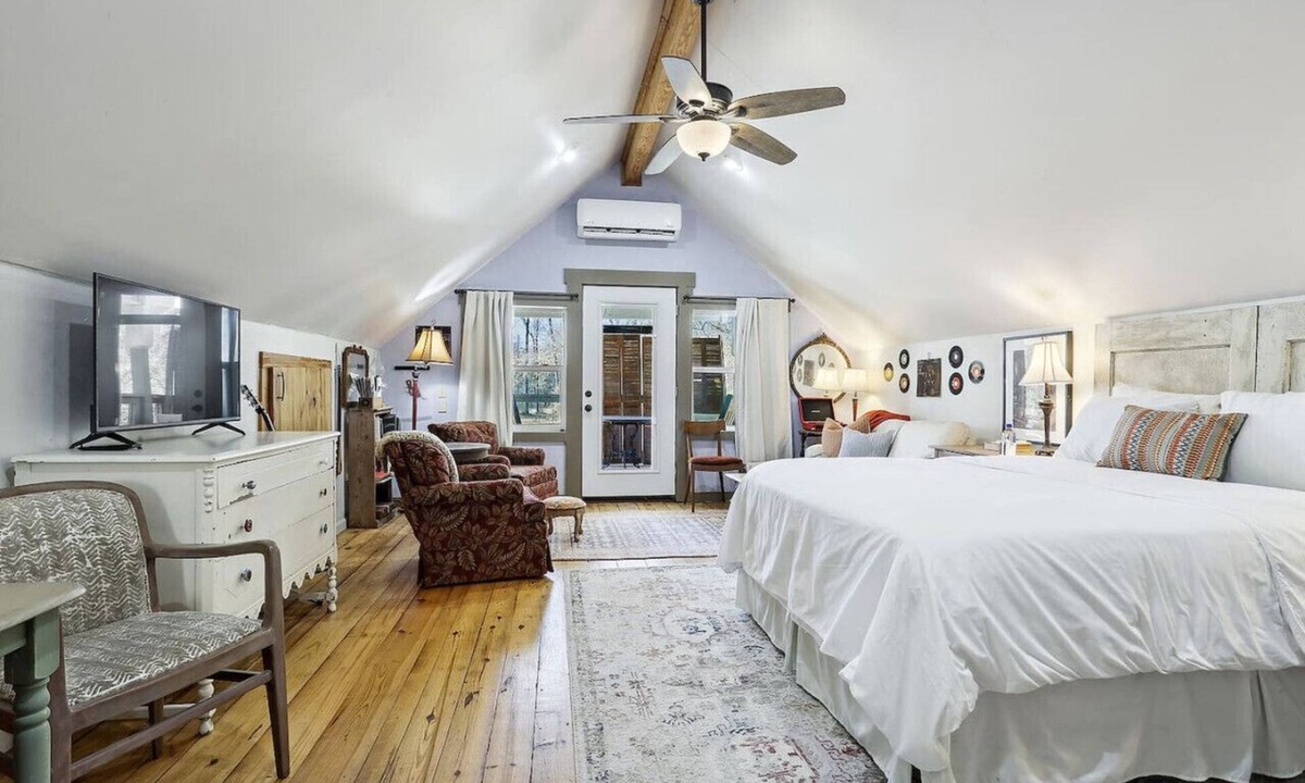 St. Francisville Apartment | Jasperilla Music Loft by Louisiana Hospitality Group