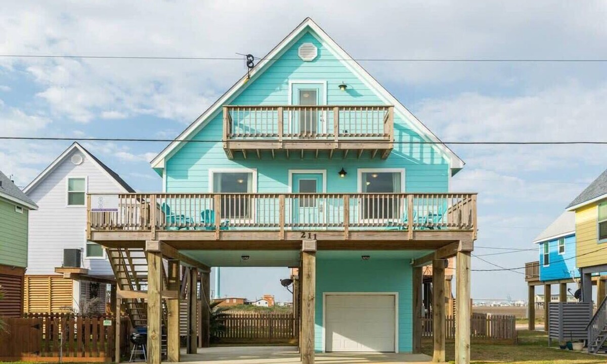 Surfside Beach House | Just Take It Easy - Modern Decor, Chill Vibe!