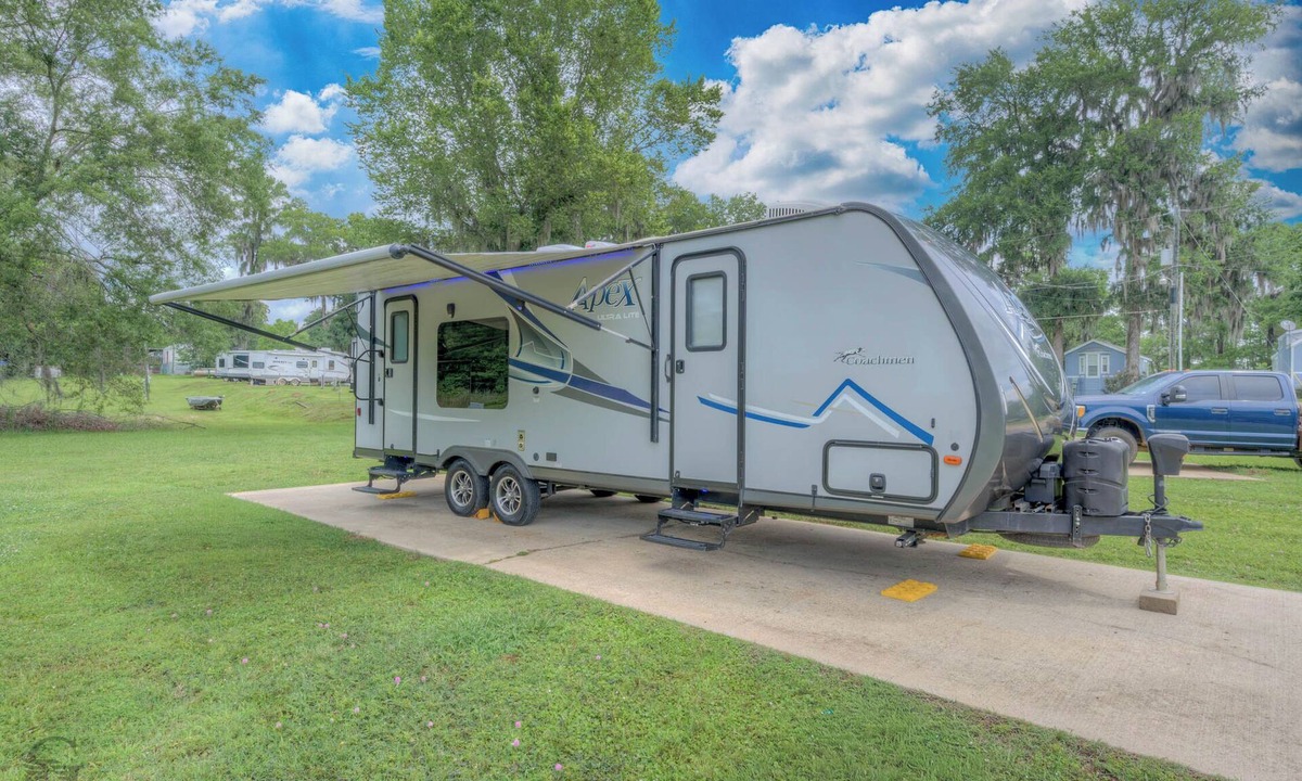 East Point RV Rental | Kamp Bisteneau camperon lake with Boat launch