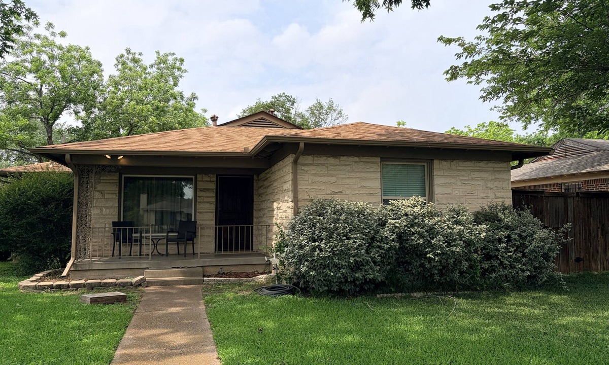 Oak Cliff House | Kiest Parkview Manor, a charming 3 bedroom, 2 bath house in Oak Cliff