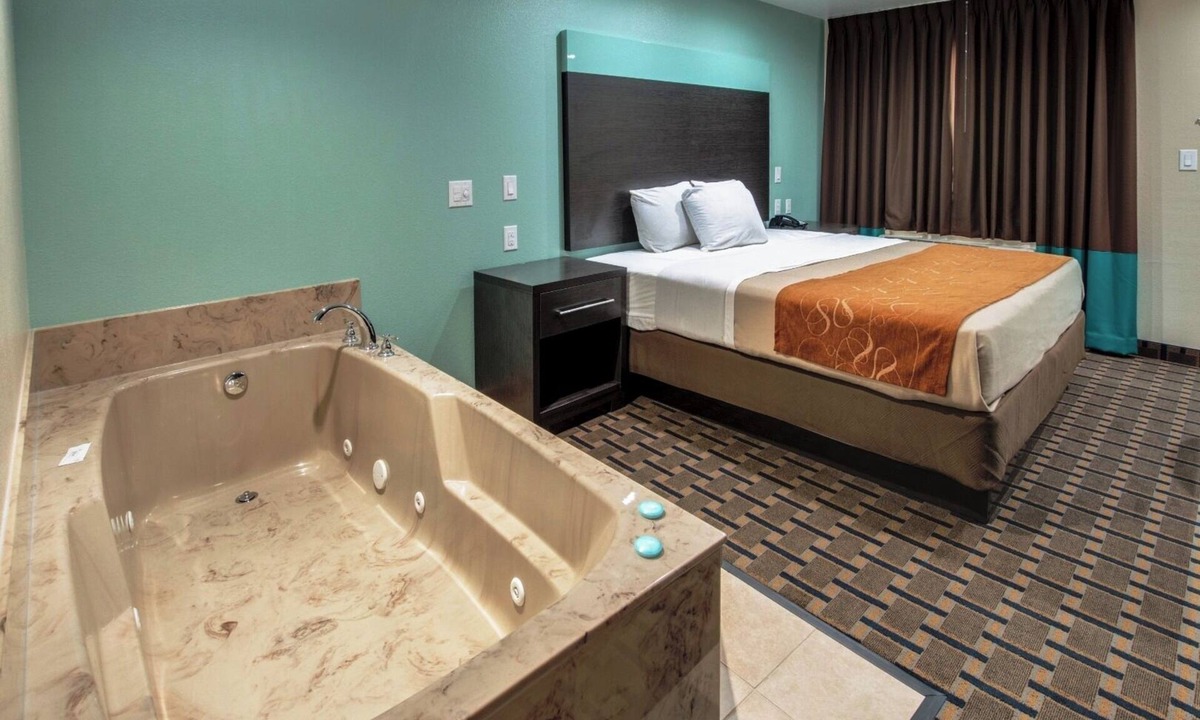 Fort Worth Hotel | King Bed Hot Tub Non Smoking - Scottish Inns, In-Room Hot Tub, Near Highway