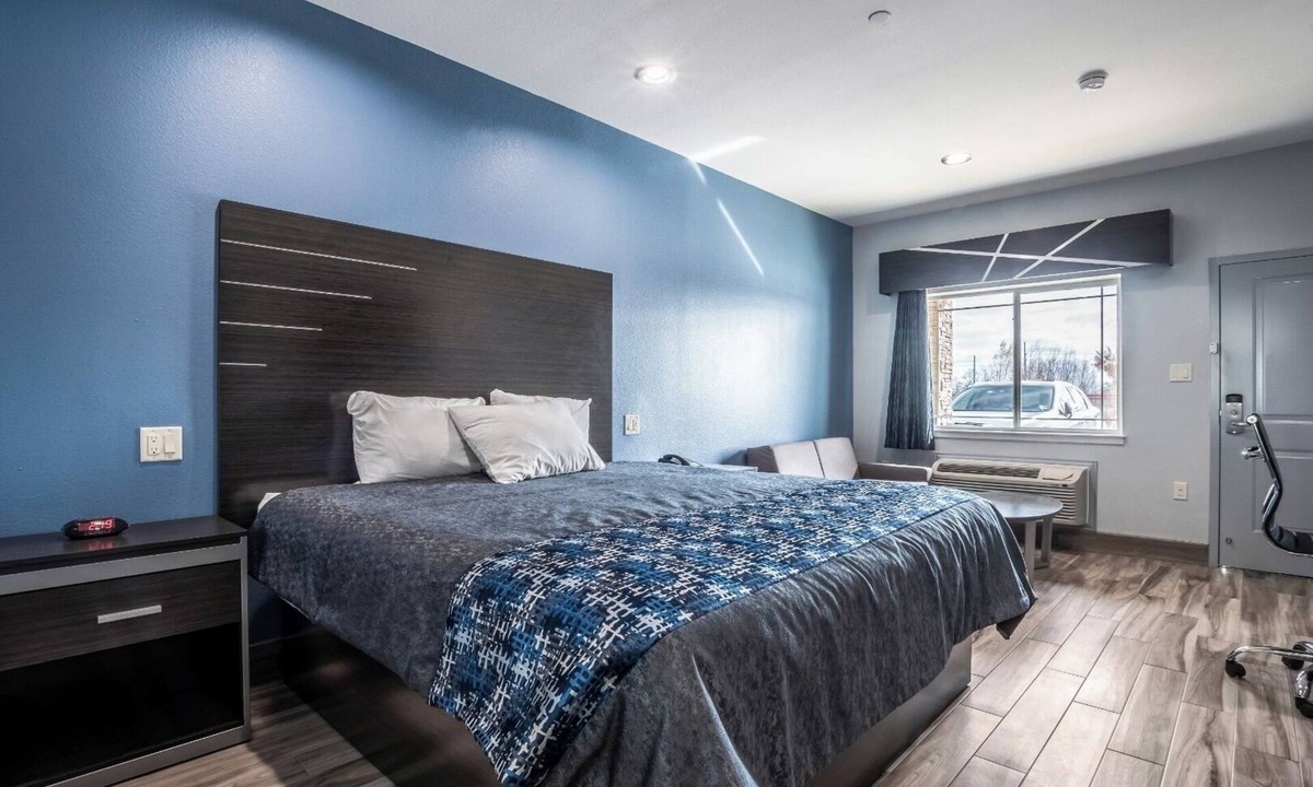 Katy Hotel | King Bed, Scottish Inn Katy, Kitchenette, Close to Mary Jo Peckham Park