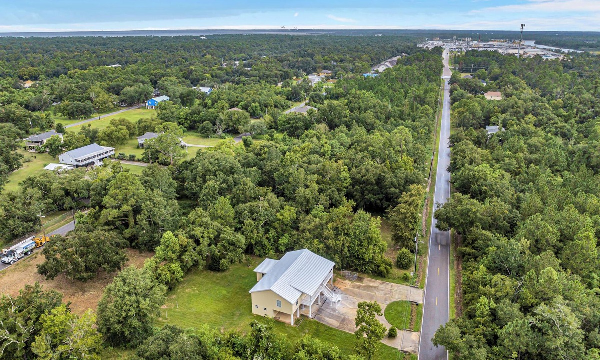 Pass Christian House | King beds, twin beds, kayaks, quiet location