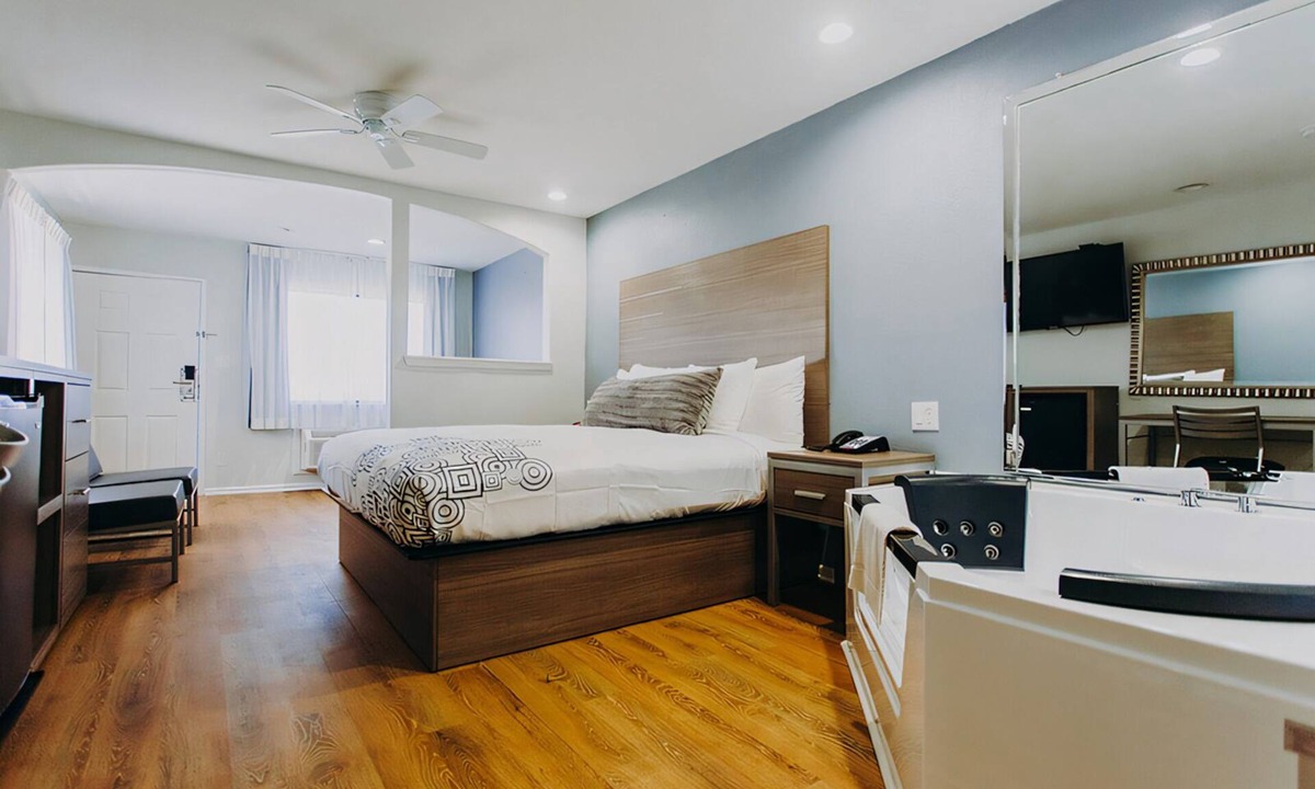 Clear Lake Shores Hotel | King Jacuzzi Room | Marina Views | Free Parking | Steps to Kemah Boardwalk