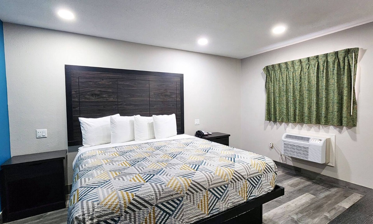 Wharton Hotel | King Kitchenette Non-Smoking Room at Scottish Inns and Suites