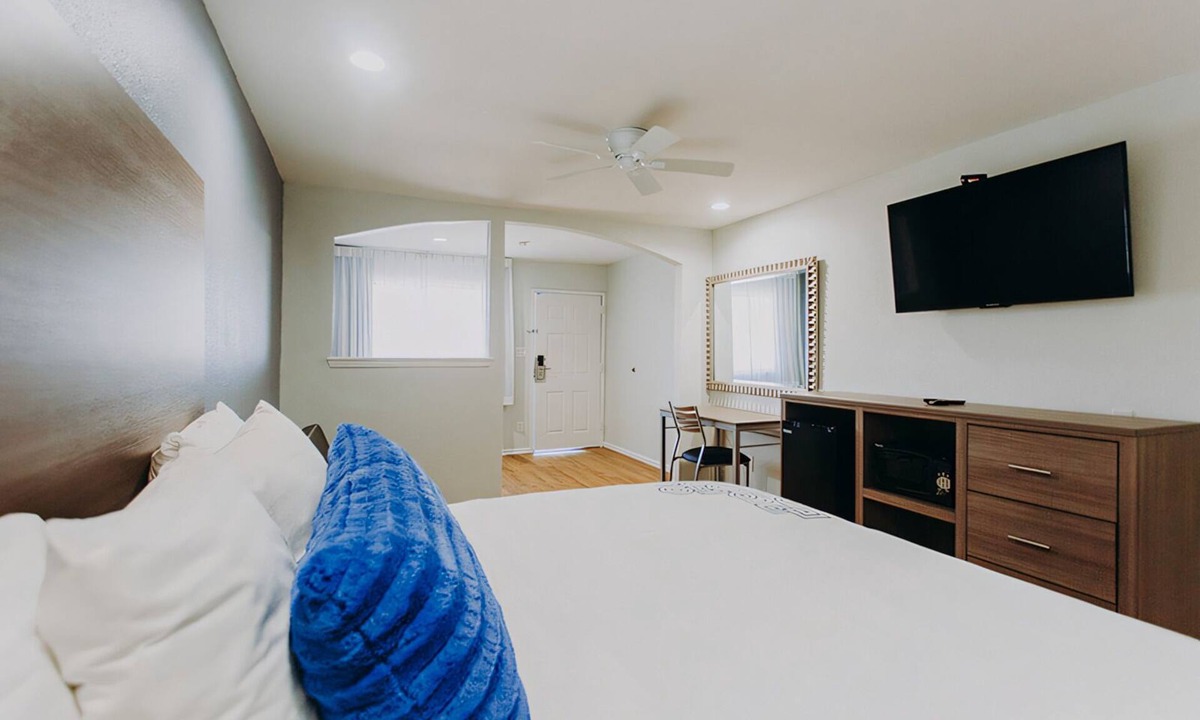 Clear Lake Shores Hotel | King Room | Steps to Kemah Boardwalk | Free Parking | 2 Mi to Clear Lake Beach