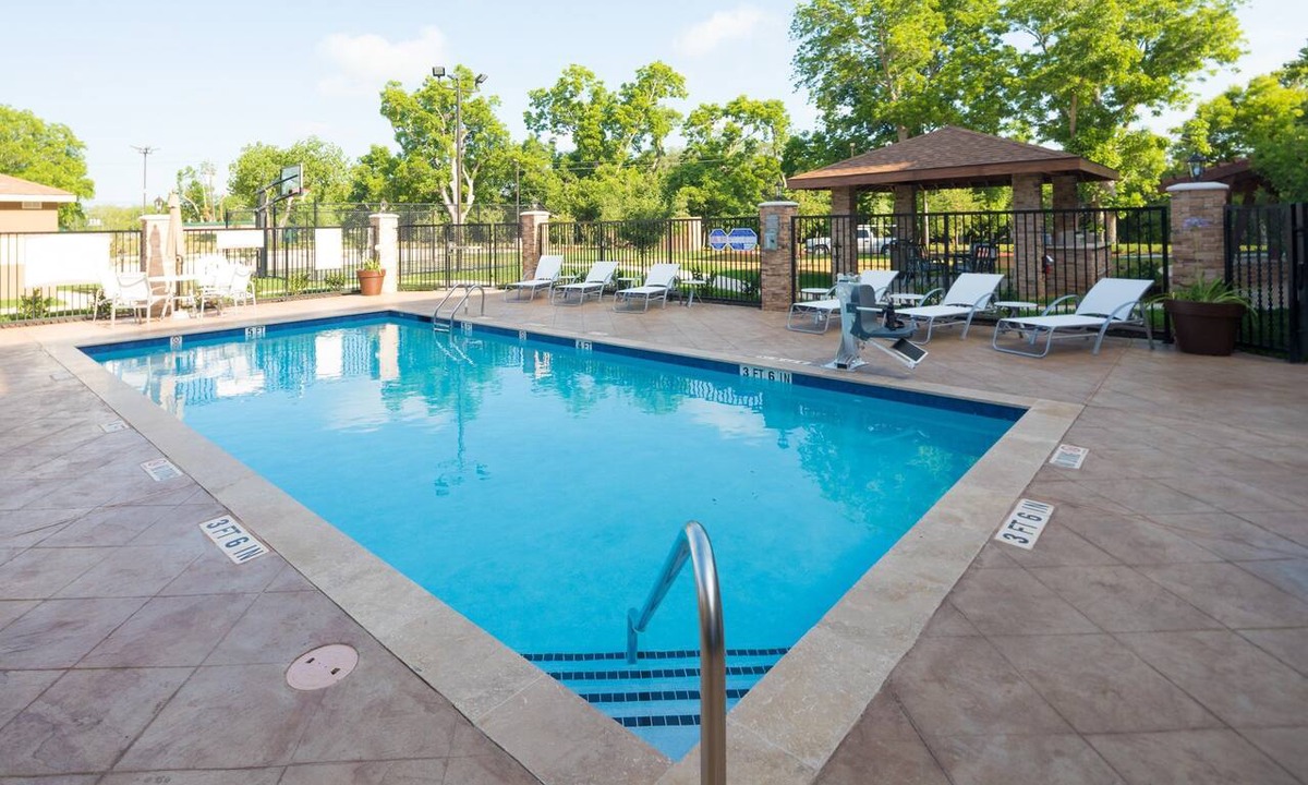 Lake Jackson Apartment | King Studio. Free Breakfast Buffet. Outdoor Pool.