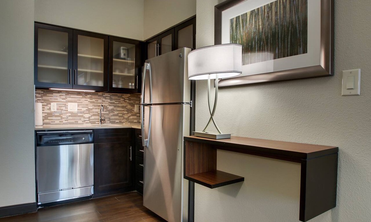 The Colony Apartment | King Studio w/Free Breakfast Buffet & Pool Access Included!