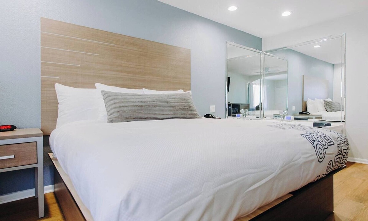 Clear Lake Shores Hotel | King w/Whirlpool Tub | Free Parking | 0.1 Mi to Kemah Lighthouse District