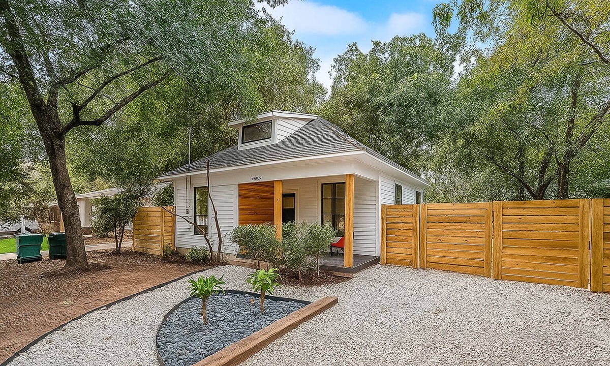 Denton House | La Casita -Modern cozy comfort near Downtown, UNT&TWU/Pet friendly - FENCE FIXED