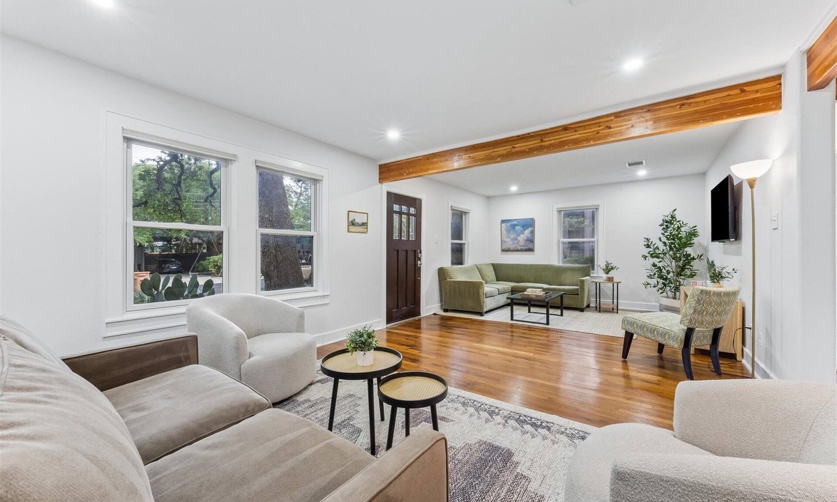 Westfield House | Lake Austin Hideout - Walk to Downtown, Festivals, Ladybird Lake, and Zilker.