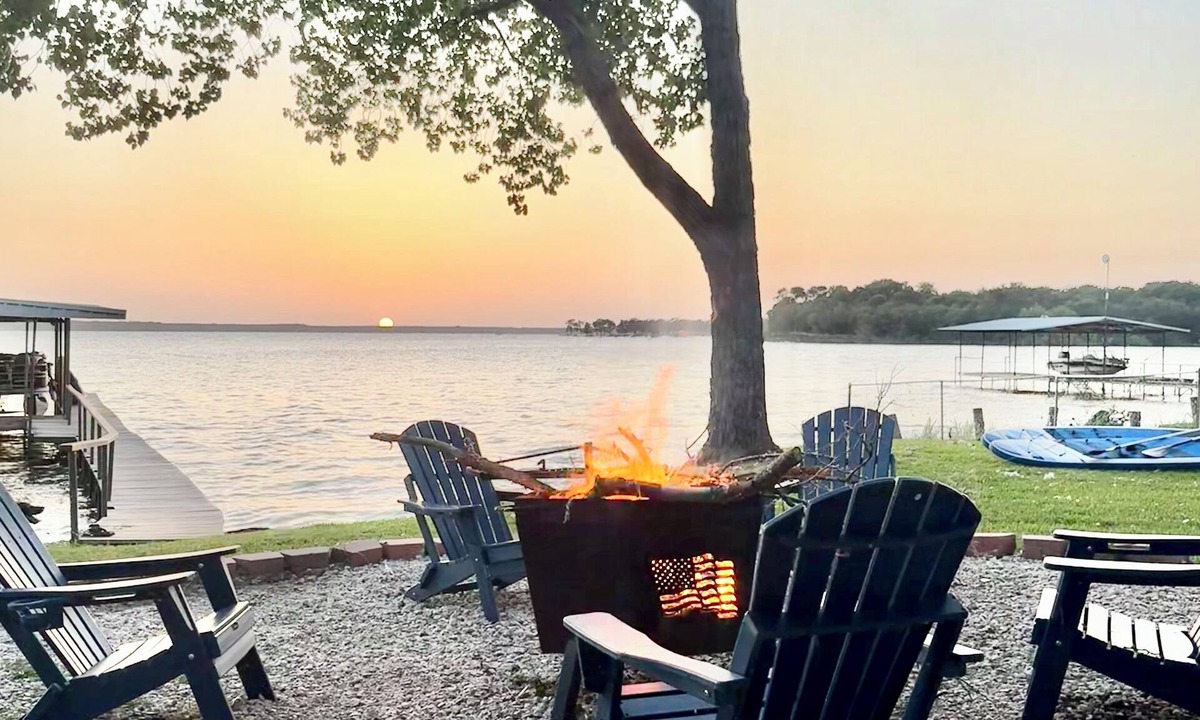 Lone Oak House | Lake Side Retreat Private Dock, Boat Lift, Game Room, Fire Pit & Amazing Sunsets