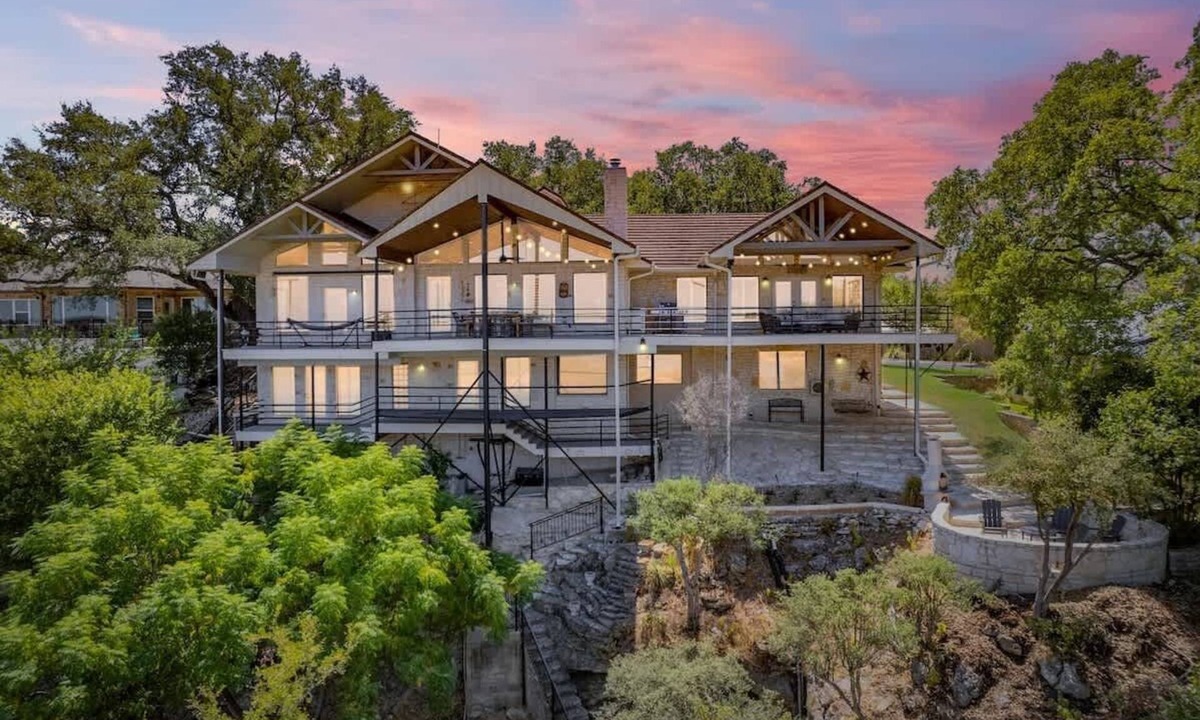 Spicewood House | Lake Travis Views, Community Pool + Pickleball