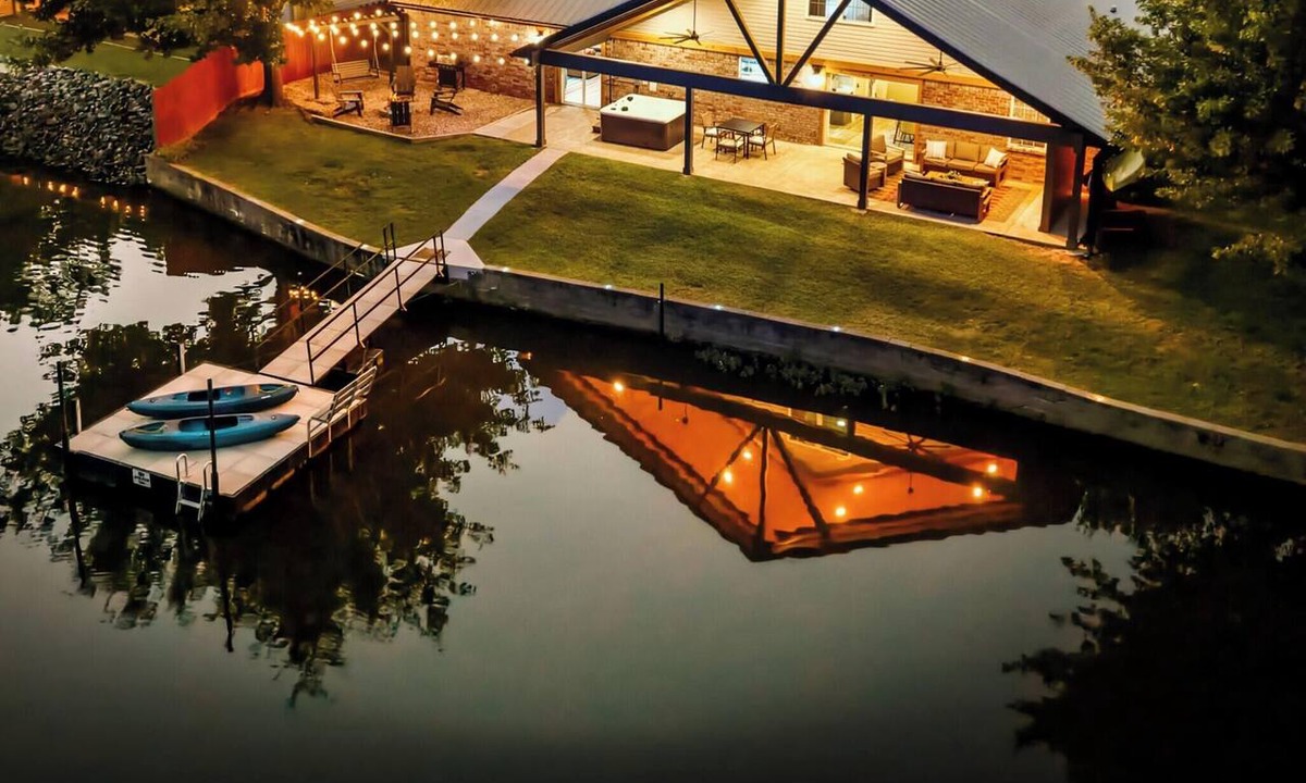 Mid America House | Lakefront 4BR on Lake Hamilton, Dock, Hot Tub, Game Room, Sleeps 10