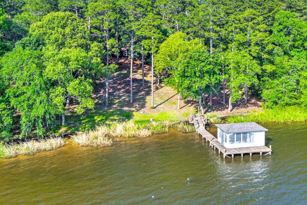 Grapeland House | Lakefront Crockett Cabin w/Boathouse & Kayaks!