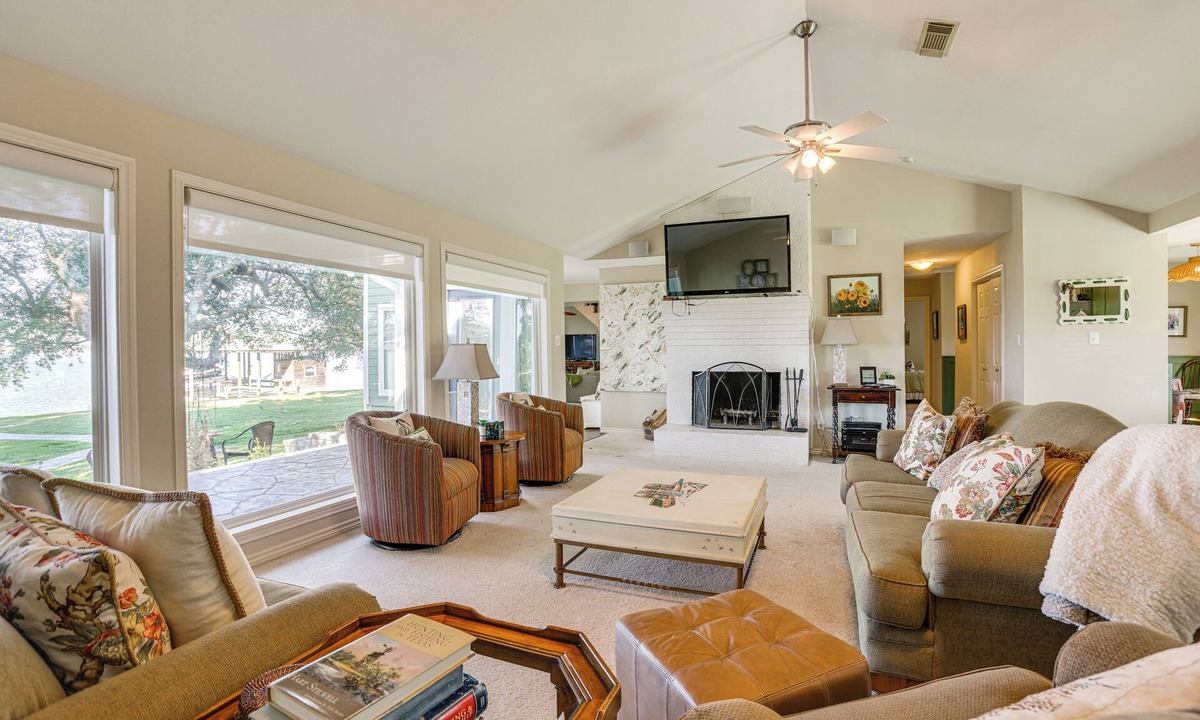 West Livingston House | Lakefront Livingston Vacation Rental w/Boat Dock!