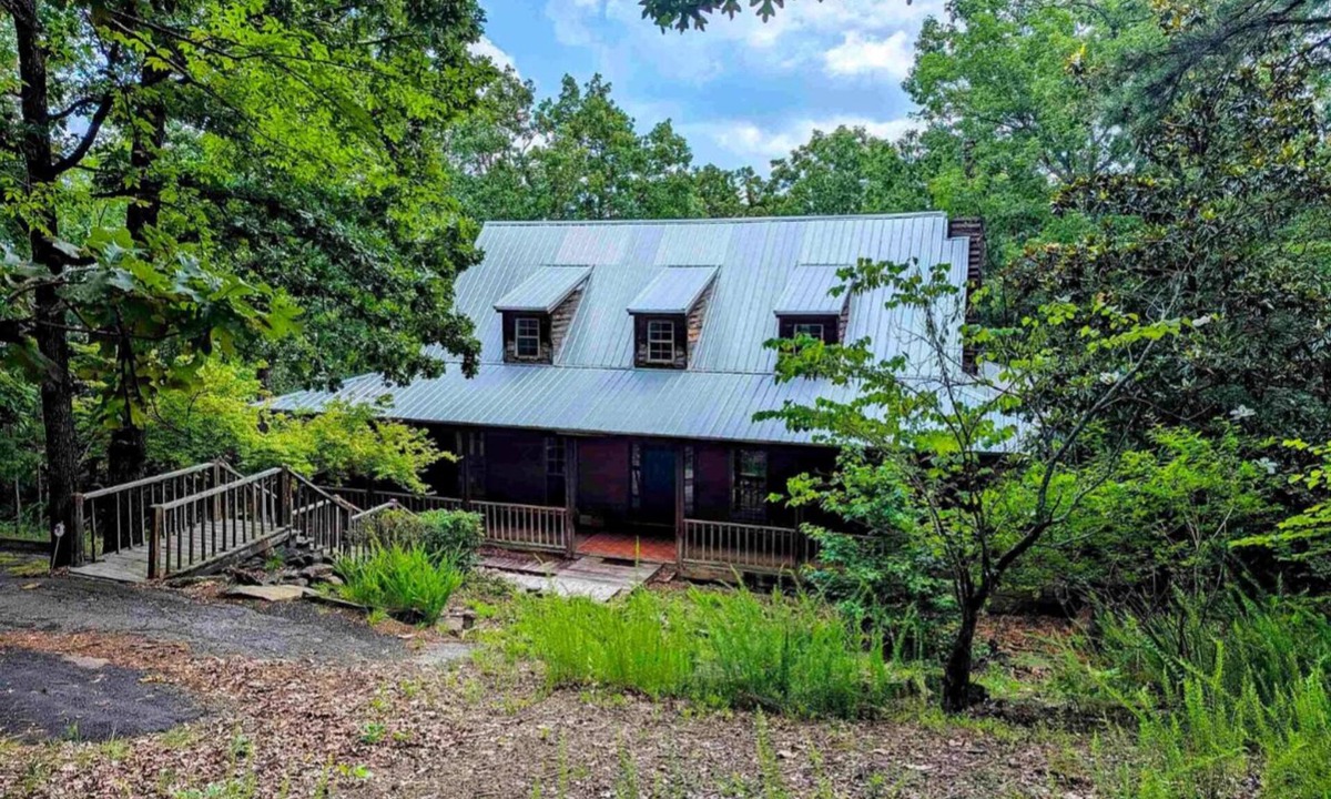 Bouvet Island House | Lakefront on Greer’s Ferry in secluded upscale neighborhood.