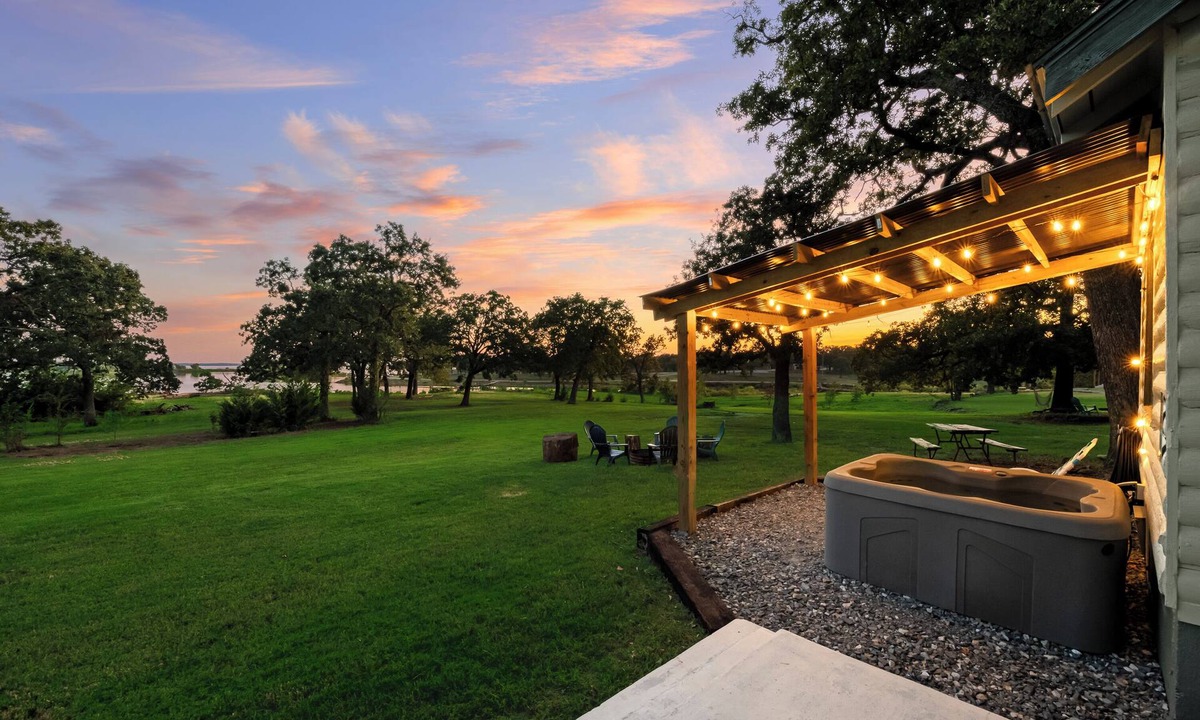 Madill Cabin | Lakefront Retreat | 2 Private Cabins w/Hot Tub & Lake Views- sleeps 10