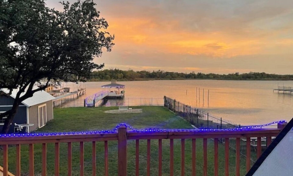 Pecan Acres House | Lakefront Retreat Hot Tub +Private Dock - Sleeps 12 - Eagle Mountain Lake