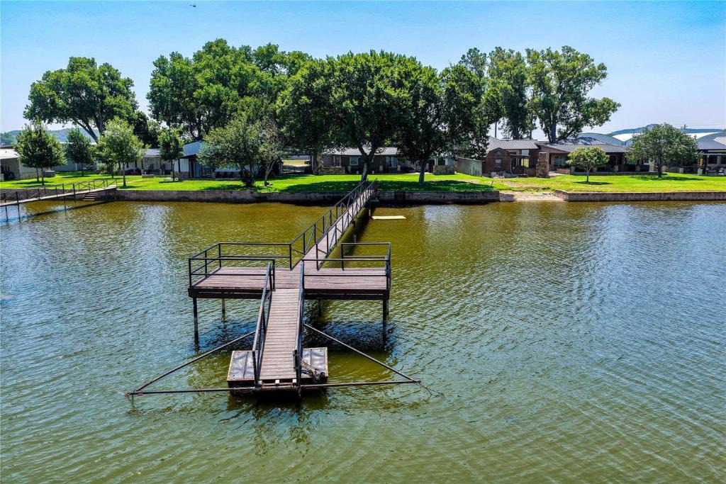 Graford House | Lakefront Retreat w/Pier, Bar Hut & Fireplace!