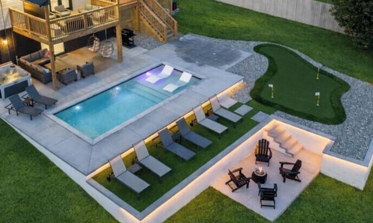 Mid America House | Lakefront Sleeps 18 w/Pool, Dock, Putting Green, Hot Tub! Hot Springs