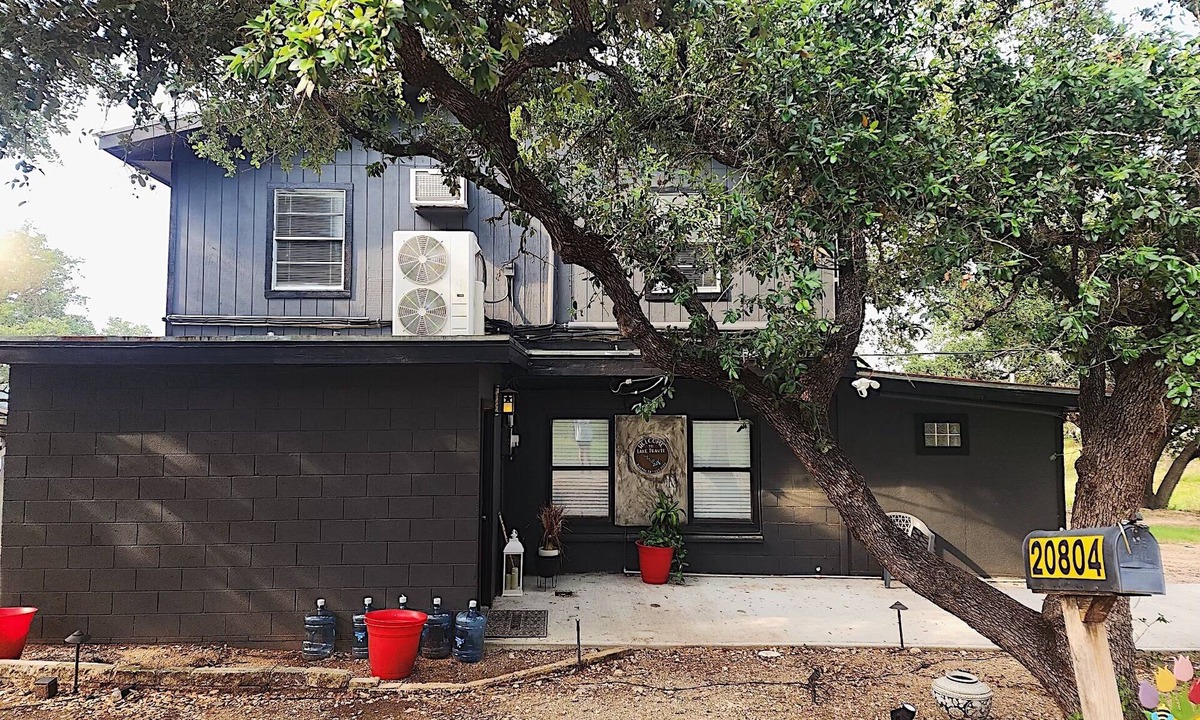 Lakewood Estates Cottage | Lakeside Escape on Lake Travis! Pickleball Court + Dog Friendly