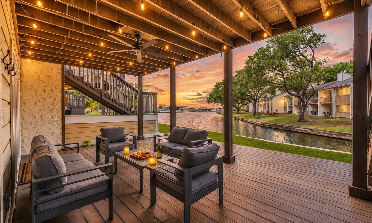 Walden on Lake Conroe House | Lakeside Getaway ☀️ Quiet Canal - Park Your Boat - 4 Bed Townhouse by EverSan Cooper Getaways
