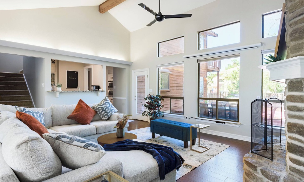 Lakeway House | Lakeway Family Home | Movie Projector | Hot Tub