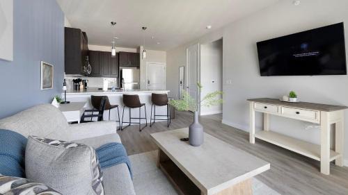 Corinth Apartment | Landing Stunning 1BD Gym Pool