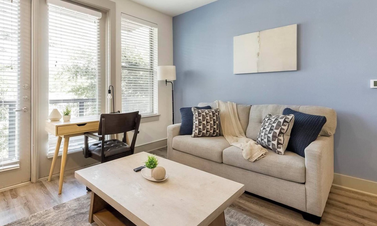 West Dallas Apartment | Landing | Stunning Studio in Kessler Park